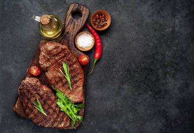 Baharatlı yağlı ızgara biftek, biberiye ve siyah taşlı biber.