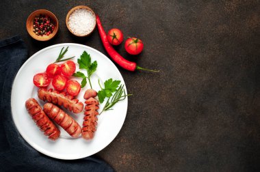 Baharatlı sosis ve sebze.