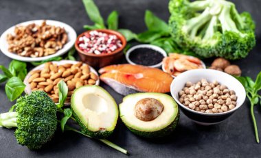 Kırmızı somon bifteği, taze sebze ve meyveli ketojenik diyet. 