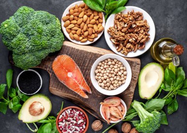 Kırmızı somon bifteği, taze sebze ve meyveli ketojenik diyet. 