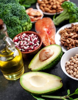 Kırmızı somon bifteği, taze sebze ve meyveli ketojenik diyet. 