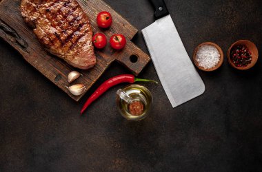 Baharatlı yağlı ızgara biftek, biberiye ve siyah taşlı biber.