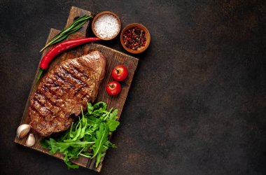Baharatlı yağlı ızgara biftek, biberiye ve siyah taşlı biber.