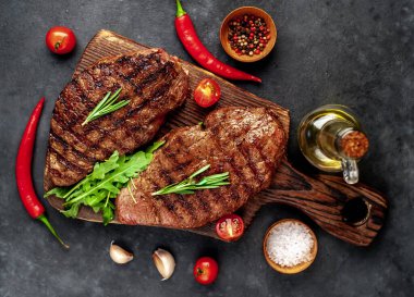 Baharatlı yağlı ızgara biftek, biberiye ve siyah taşlı biber.