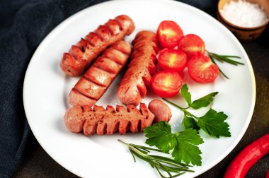 Baharatlı sosis ve sebze.