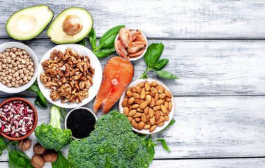 Kırmızı somon bifteği, taze sebze ve meyveli ketojenik diyet. 