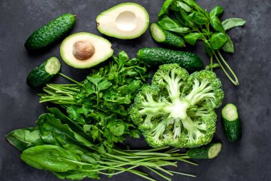 Siyah arka planda taze yeşil sebzeler