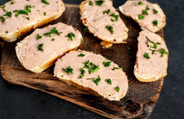 Taze maydanozlu kızarmış tavuk ezmesi ve siyah taş zemin.