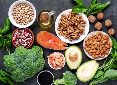 Kırmızı somon bifteği, taze sebze ve meyveli ketojenik diyet. 