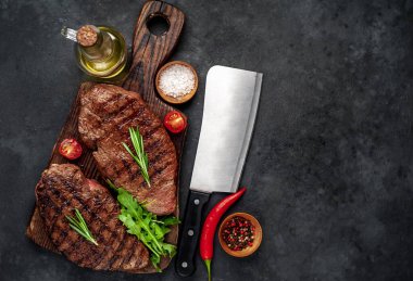 Baharatlı yağlı ızgara biftek, biberiye ve siyah taşlı biber.