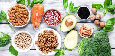 Kırmızı somon bifteği, taze sebze ve meyveli ketojenik diyet. 