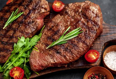 Baharatlı yağlı ızgara biftek, biberiye ve siyah taşlı biber.