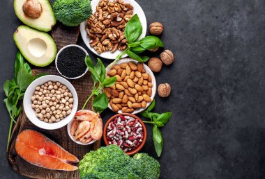 Kırmızı somon bifteği, taze sebze ve meyveli ketojenik diyet. 