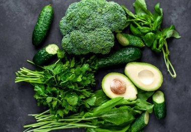 Siyah arka planda taze yeşil sebzeler