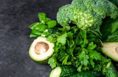 Siyah arka planda taze yeşil sebzeler