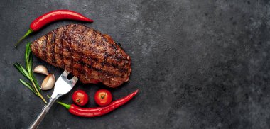 Baharatlı yağlı ızgara biftek, biberiye ve siyah taşlı biber.