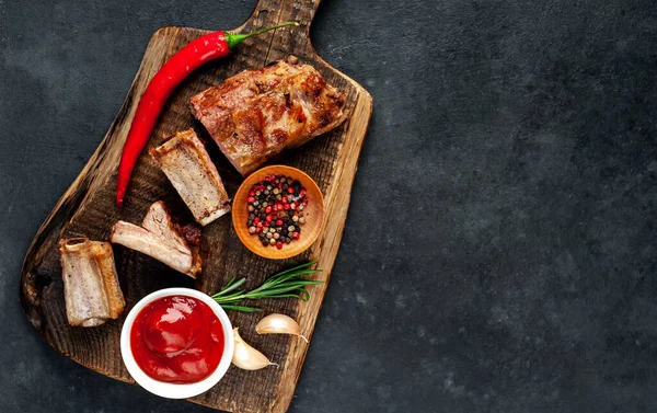 Gegrilde Varkensribbetjes Met Specerijen Zwarte Achtergrond — Stockfoto