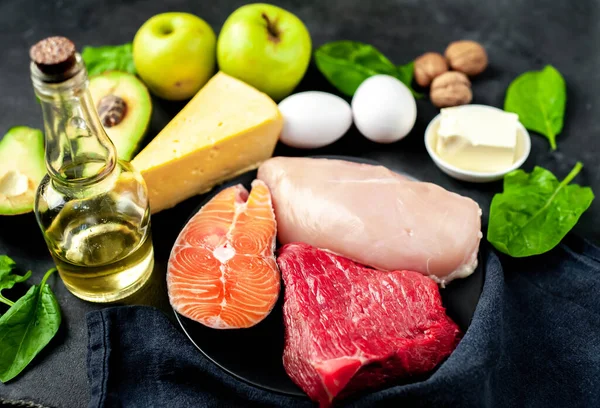 Ketojenik düşük karbonhidrat diyeti - siyah arkaplanda yiyecek seçimi 