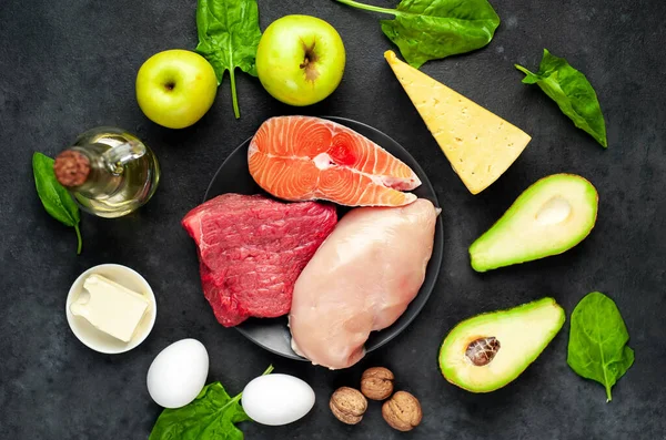 ケトジェネティック低炭水化物ダイエット 黒の背景に食品の選択 — ストック写真