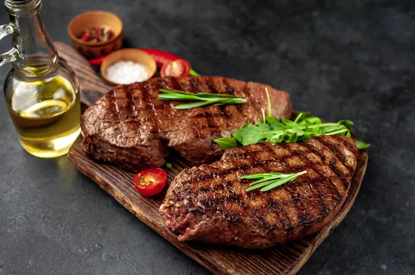 Filete Ternera Parrilla Con Especias Romero Chile Sobre Fondo Piedra — Foto de Stock