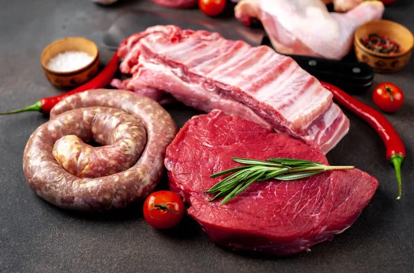 Carne Cruda Con Especias Hierbas Sobre Fondo Negro —  Fotos de Stock