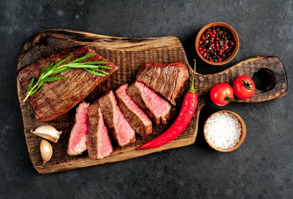 Steak Daging Sapi Panggang Berlemak Dengan Rempah Rempah Rosemary Dan — Stok Foto