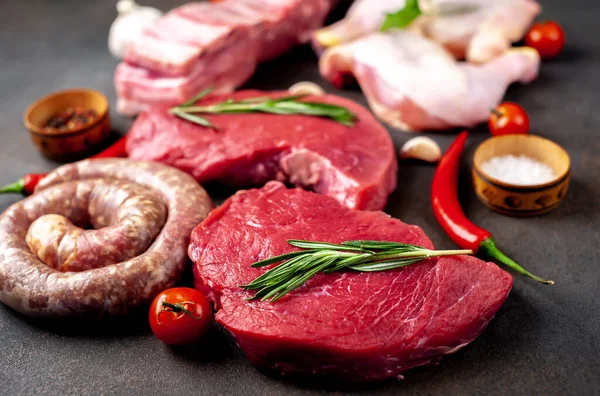 Różne Rodzaje Mięsa Asortyment Świeżego Mięsa Ozdobiony Warzywami Przyprawami Czarnym — Zdjęcie stockowe