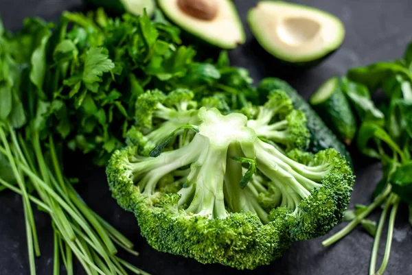 Verduras Verdes Frescas Sobre Fondo Negro —  Fotos de Stock