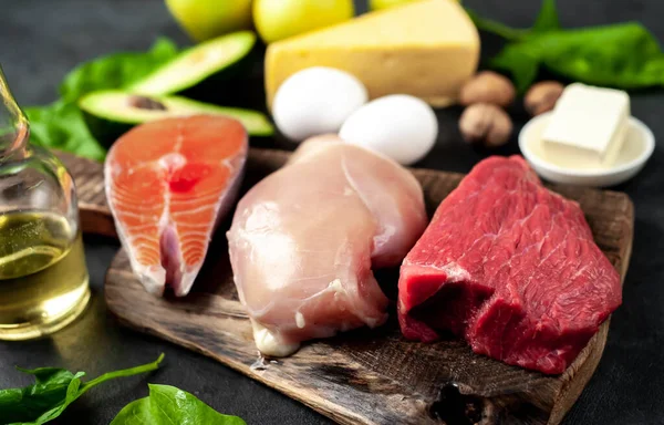 Ketojenik düşük karbonhidrat diyeti, siyah arkaplanda gıda seçimi  
