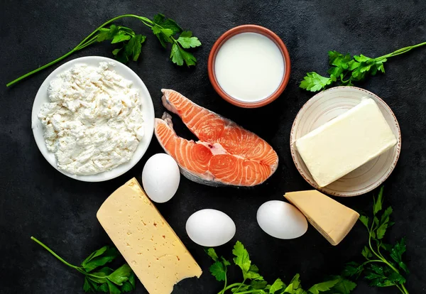 Frischer Roher Lachs Auf Schwarzem Hintergrund Mit Käse Eiern Und — Stockfoto