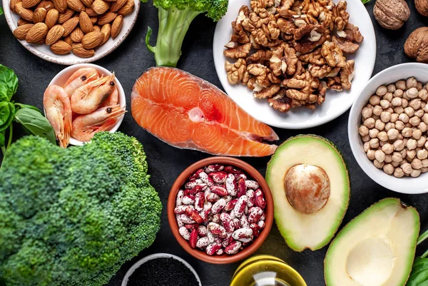 Kırmızı somon bifteği, taze sebze ve meyveli ketojenik diyet. 