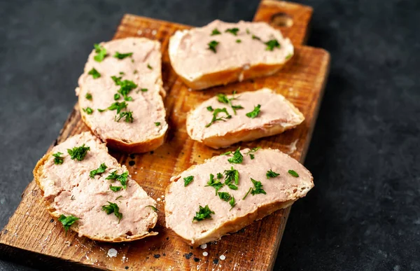 Kippenpaté Toastjes Met Verse Peterselie Zwarte Stenen Achtergrond — Stockfoto