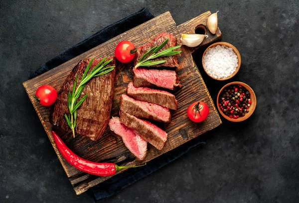Steak Daging Sapi Panggang Berlemak Dengan Rempah Rempah Rosemary Dan — Stok Foto