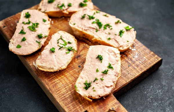 Kippenpaté Toastjes Met Verse Peterselie Zwarte Stenen Achtergrond — Stockfoto