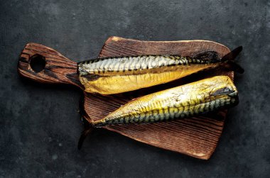 Ahşap bir ozanda taze füme balık. Koyu arkaplan