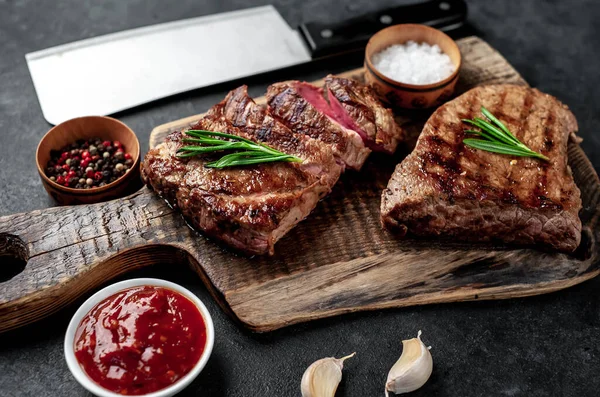 Steak Grillé Aux Épices Légumes Herbes Sur Une Planche Découper — Photo