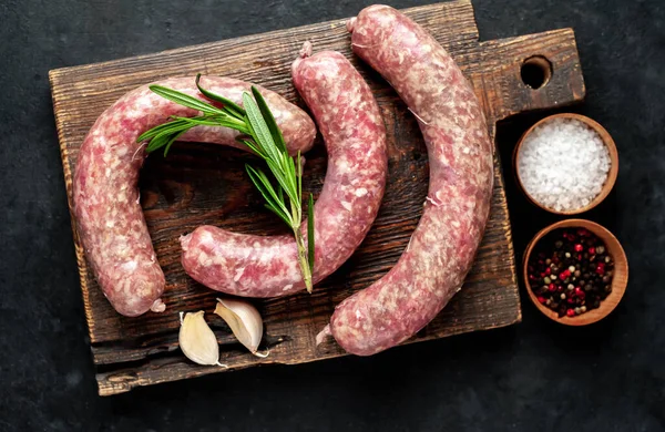 Raw Sausages Spices Herbs Wooden Cutting Board Dark Background — Stock Photo, Image