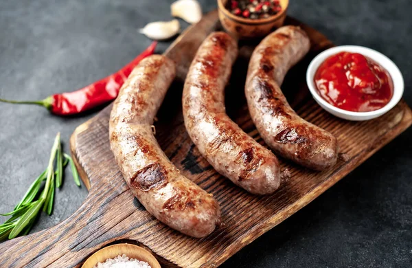 Salsicce Alla Griglia Con Spezie Erbe Tagliere Con Sfondo Scuro — Foto Stock