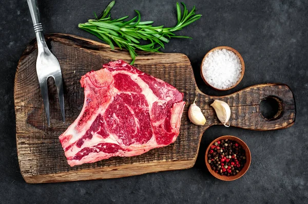 Bistecca Carne Cruda Con Spezie Erbe Tagliere Legno Sfondo Scuro — Foto Stock