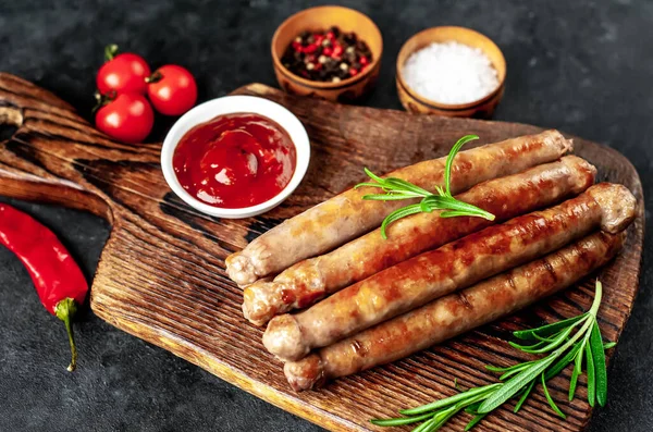 Gegrilde Worsten Met Specerijen Kruiden Groenten Een Snijplank Met Donkere — Stockfoto