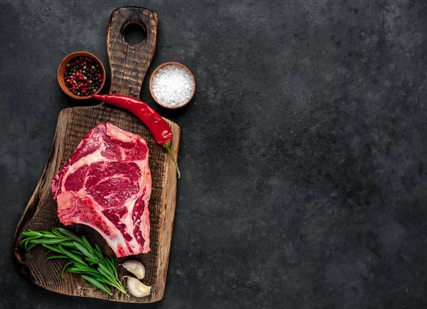 Syrový Masový Steak Kořením Bylinkami Dřevěné Řezací Desce Tmavé Pozadí — Stock fotografie