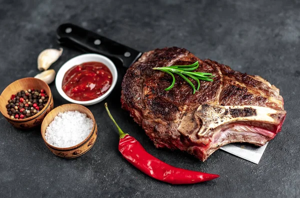 Grillezett Steak Fűszerekkel Zöldségekkel Fűszernövényekkel Vágókéssel Sötét Háttérrel — Stock Fotó