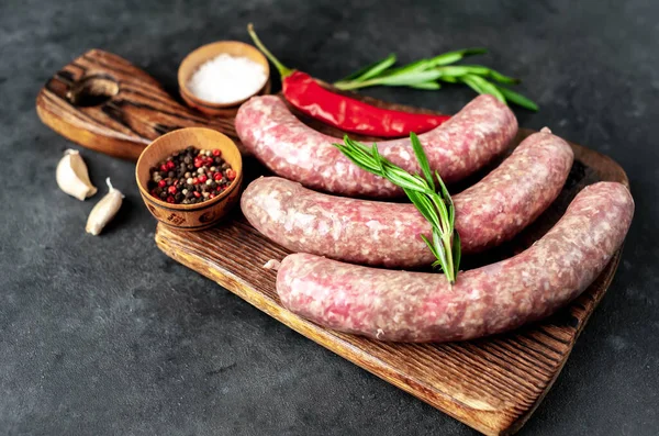 Raw Sausages Spices Herbs Wooden Cutting Board Dark Background — Stock Photo, Image