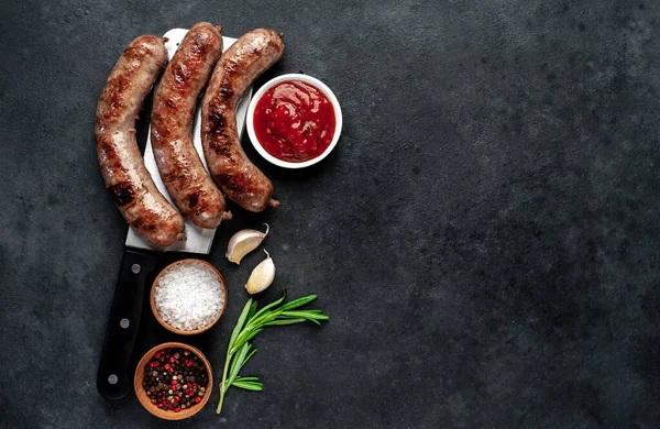 Saucisses Grillées Aux Épices Aux Herbes Sur Couteau Cliver Fond — Photo