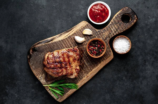 Bistecca Alla Griglia Con Spezie Verdure Erbe Tagliere Legno Con — Foto Stock