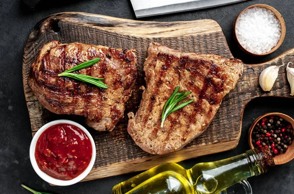 Filete Parrilla Con Especias Verduras Hierbas Una Tabla Cortar Madera — Foto de Stock