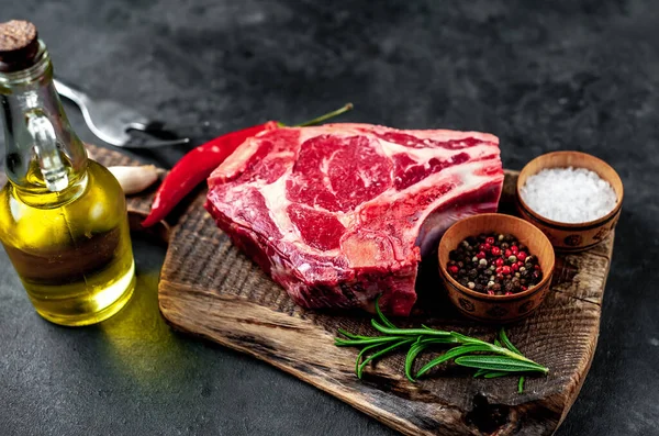 Filete Carne Cruda Con Especias Hierbas Tabla Cortar Madera Fondo — Foto de Stock