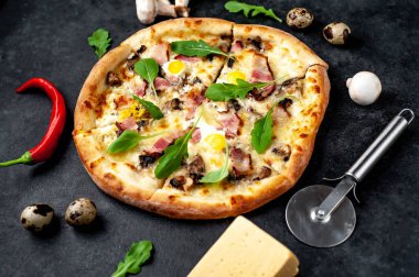 Pastırmalı, zeytinli, peynirli, yumurtalı ve kabuklu pizza.