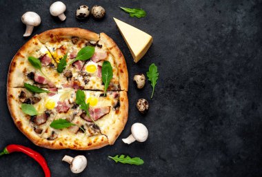 Pastırmalı, zeytinli, peynirli, yumurtalı ve kabuklu pizza. Boşluk resmini kopyala