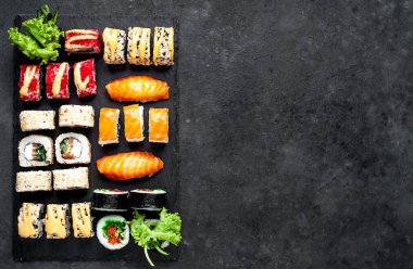Çeşit çeşit suşi setinin üst görünüm fotoğrafını kapat 